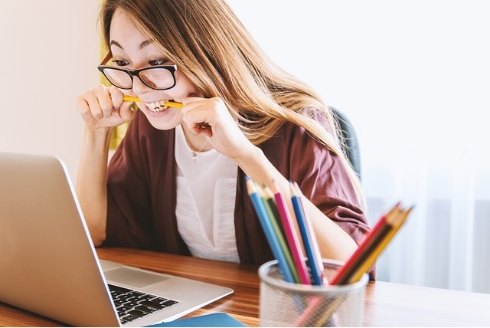 une femme qui est fatiguée devant son écran d'ordinateur